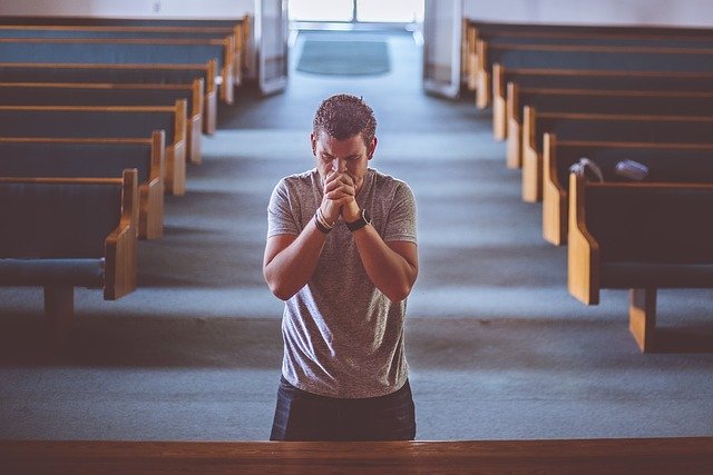 modlící se muž