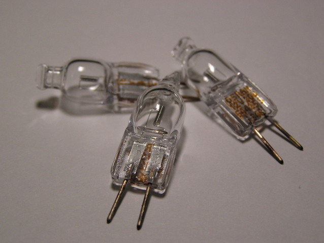 tři miniaturní halogenové žárovičky.jpg